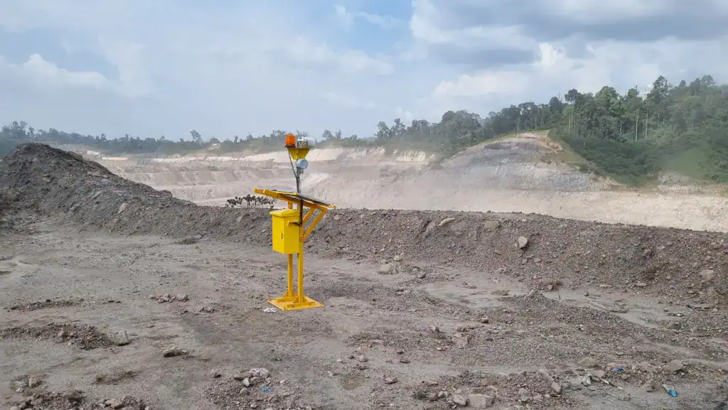 EWS longsor dengan sensor inclinometer, extensometer, piezometer, rain gauge, dan dashboard monitoring real-time pada lereng rawan longsor di Indonesia