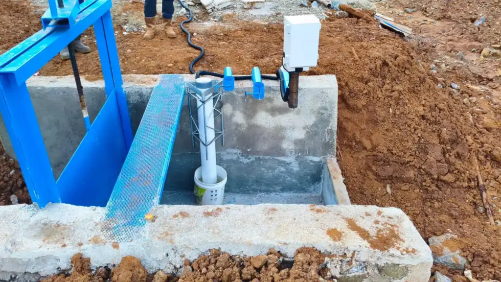 Sensor level air ultrasonik Rika RKL-03 terpasang di atas saluran air untuk mengukur level tanpa kontak menggunakan gelombang ultrasonik.