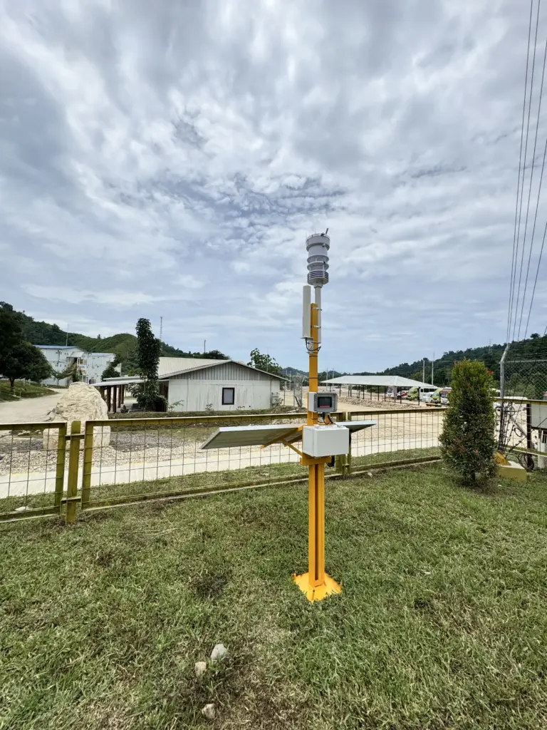Weather station untuk monitoring cuaca real-time