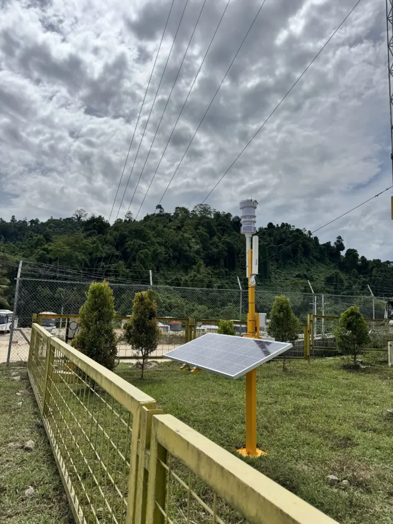 Weather station untuk monitoring cuaca real-time