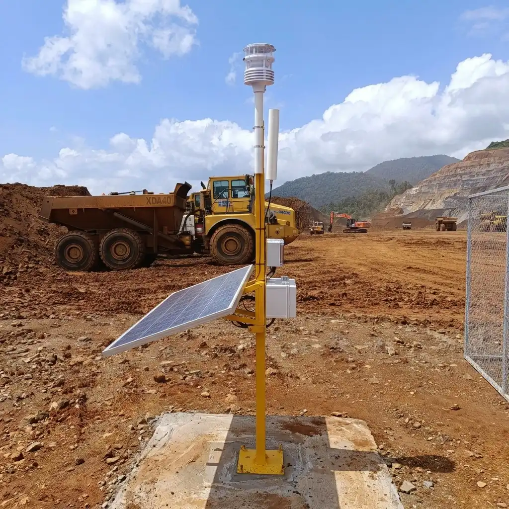 Perangkat Automatic Weather Station industri buatan Fortuna Argatech terpasang kokoh di area pertambangan terbuka untuk memantau kondisi cuaca ekstrem.